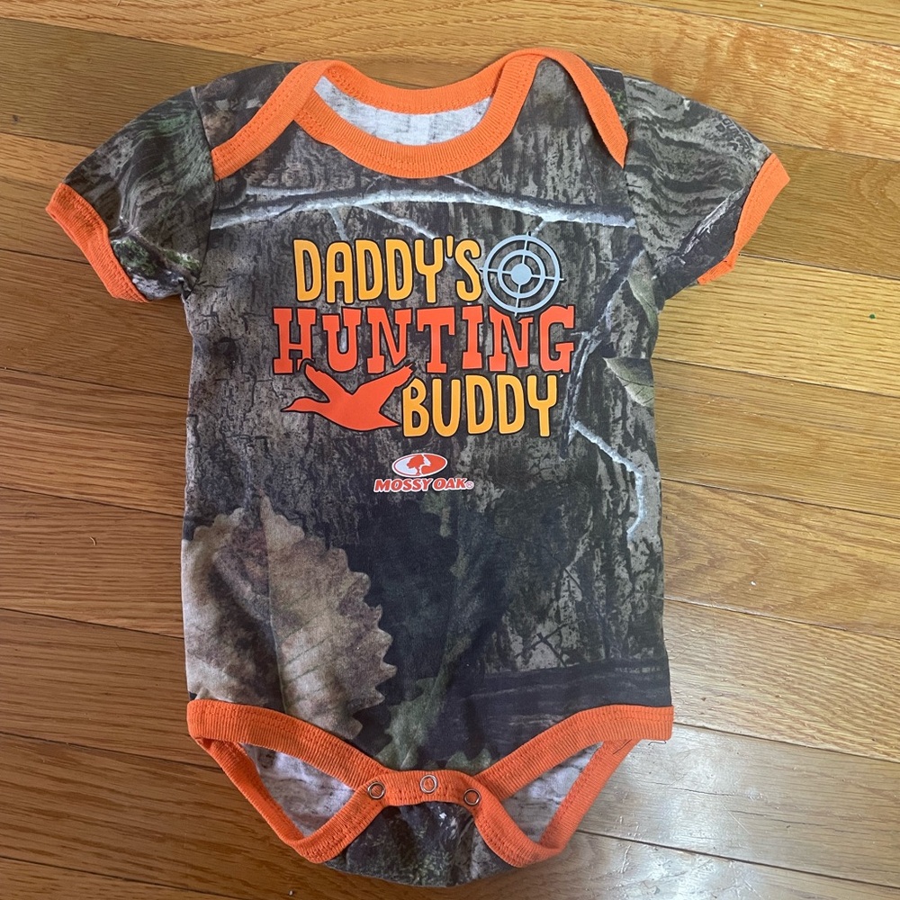 Mossy Oak Camouflage Baby Onesie‎ “ daddy’s hunting buddy” 6-9 months